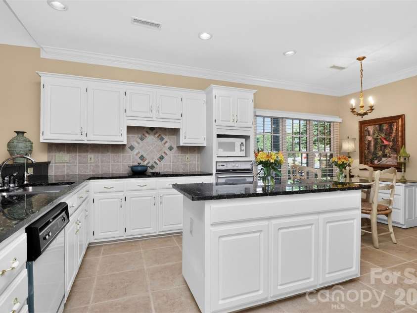 8902 Taunton Drive, Huntersville, NC 28078.  MLS# CAR4376443, YatesRealty ID 20389. SPACIOUS KITCHEN WITH BREAKFAST  AREA