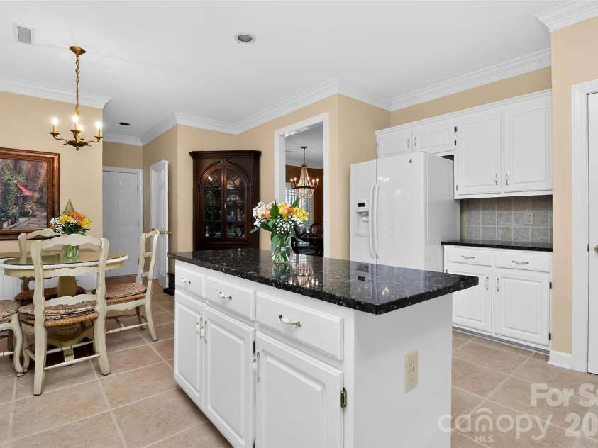 8902 Taunton Drive, Huntersville, NC 28078.  MLS# CAR4376443, YatesRealty ID 20389. WORK ISLAND