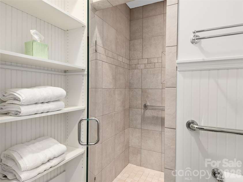 203 6th Avenue, Hendersonville, NC 28739.  MLS# CAR4288242, YatesRealty ID 2039. Full bath.