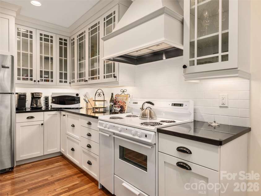 203 6th Avenue, Hendersonville, NC 28739.  MLS# CAR4288242, YatesRealty ID 2039. Well-appointed, modern kitchen.