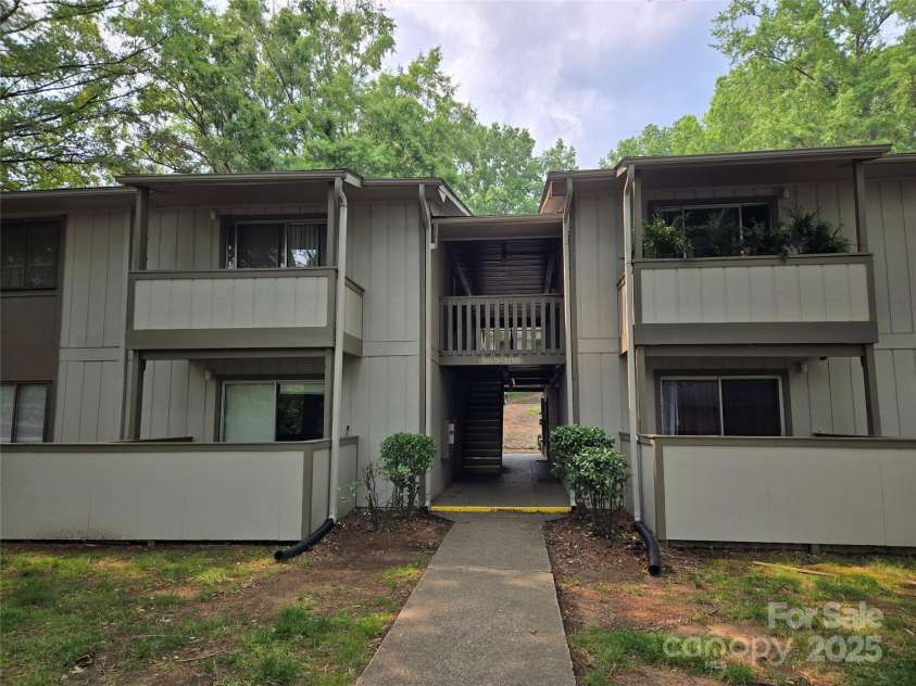 2205 Sunderland Road, Winston Salem, NC 27103.  MLS# CAR4269610, YatesRealty ID 20390. 