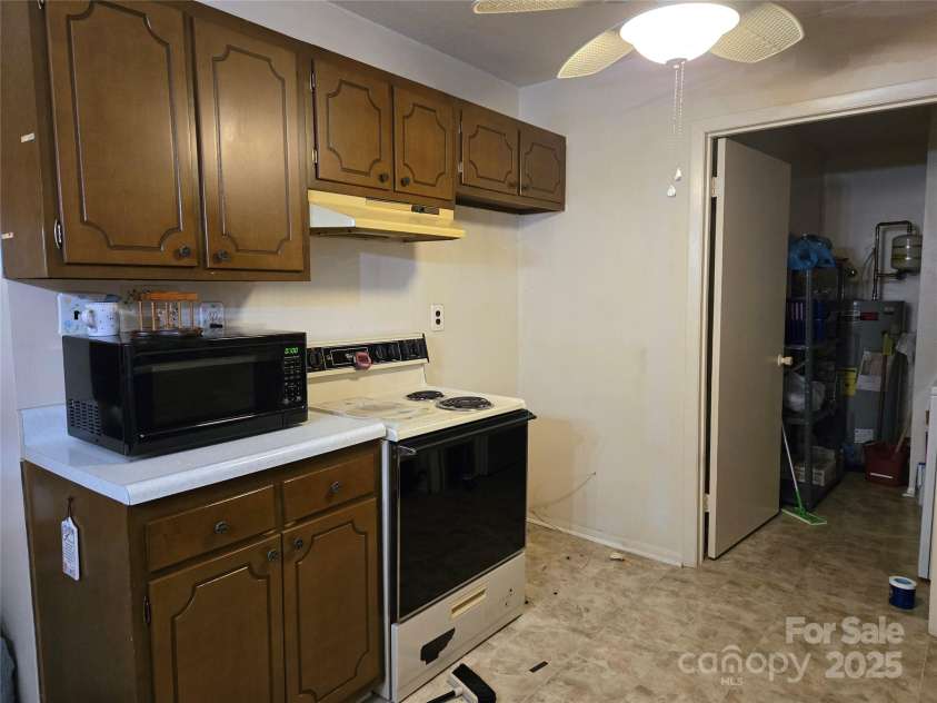 2205 Sunderland Road, Winston Salem, NC 27103.  MLS# CAR4269610, YatesRealty ID 20390. 