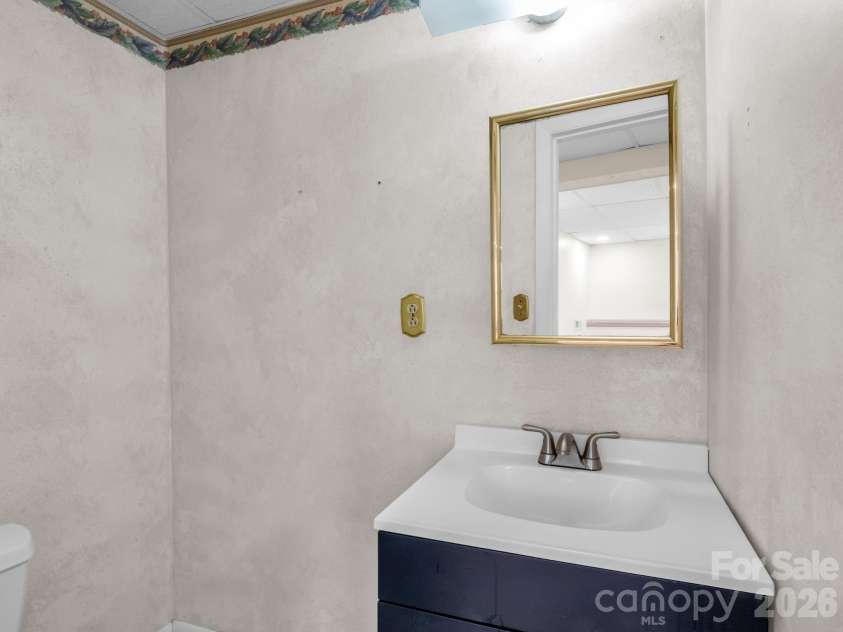 227 Bradshaw Avenue, Hendersonville, NC 28792.  MLS# CAR4370884, YatesRealty ID 20390. Half Bathroom