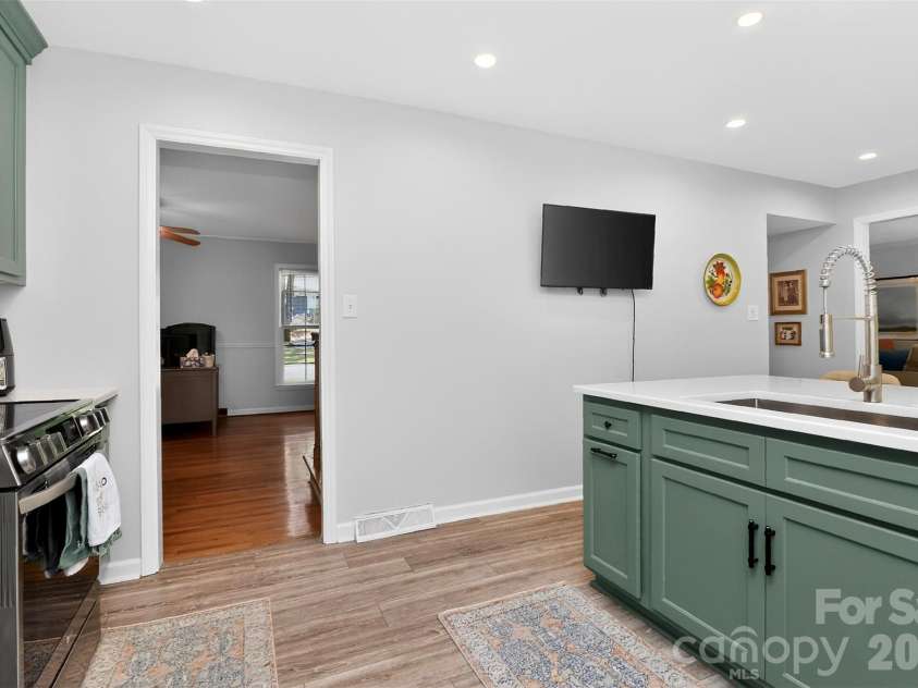 6527 Summerlin Place, Charlotte, NC 28226.  MLS# CAR4374812, YatesRealty ID 20392. 
