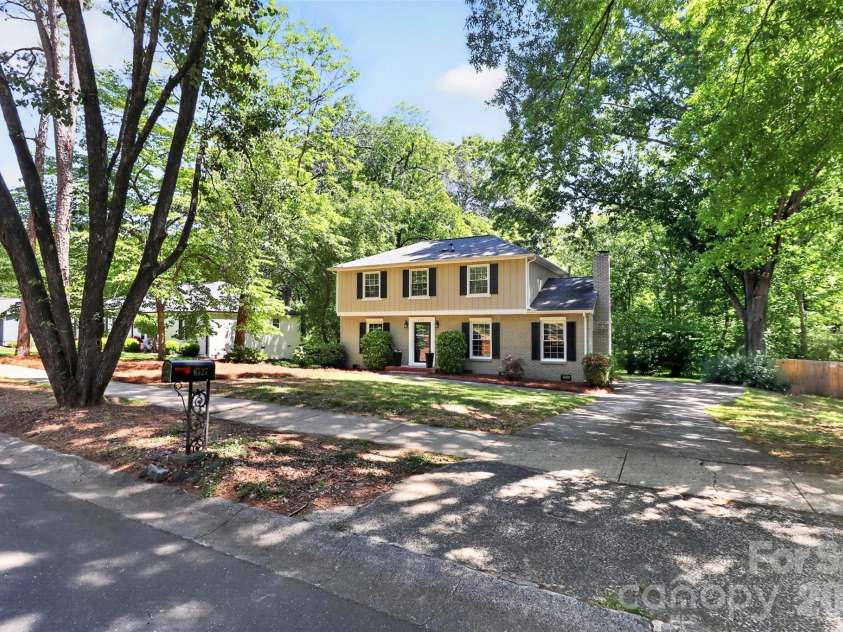 6527 Summerlin Place, Charlotte, NC 28226.  MLS# CAR4374812, YatesRealty ID 20392. 