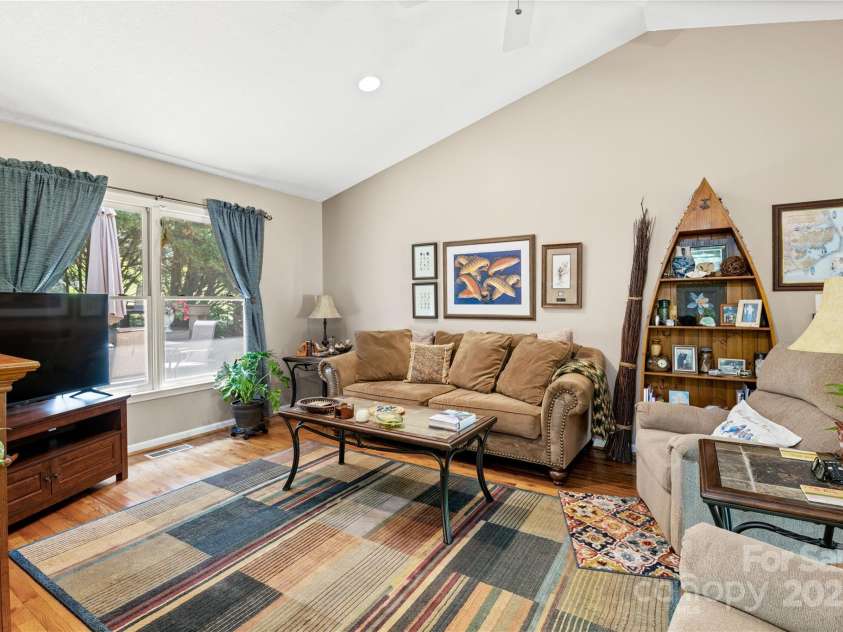 4 Orchard Place, Weaverville, NC 28787.  MLS# CAR4269872, YatesRealty ID 20394. 