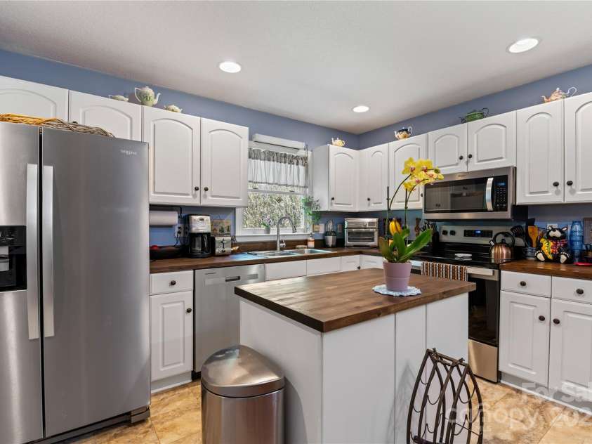 4 Orchard Place, Weaverville, NC 28787.  MLS# CAR4269872, YatesRealty ID 20394. 