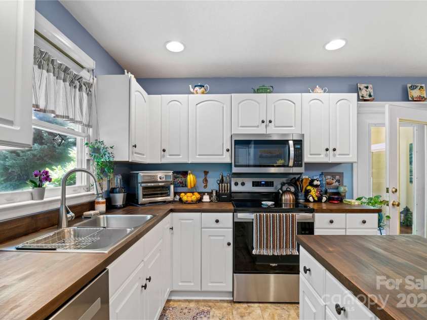 4 Orchard Place, Weaverville, NC 28787.  MLS# CAR4269872, YatesRealty ID 20394. 