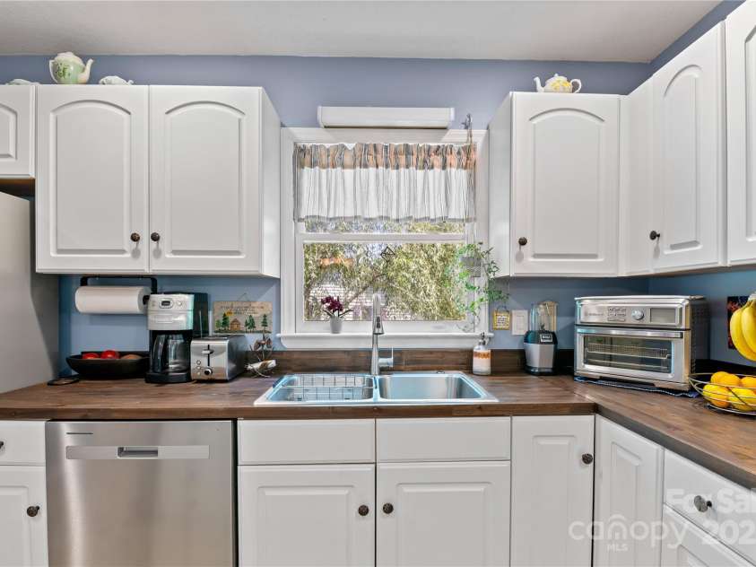 4 Orchard Place, Weaverville, NC 28787.  MLS# CAR4269872, YatesRealty ID 20394. 