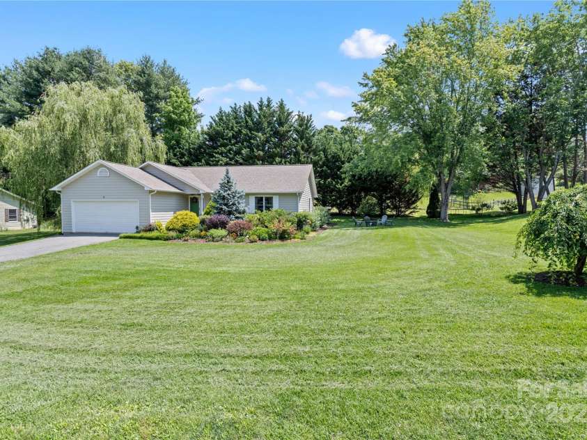 4 Orchard Place, Weaverville, NC 28787.  MLS# CAR4269872, YatesRealty ID 20394. 