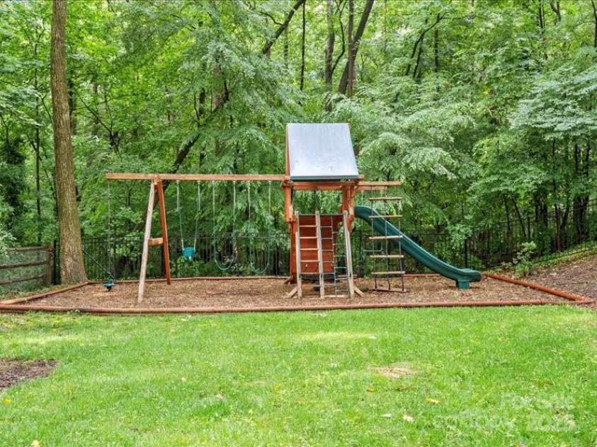 2432 Hartmill Court, Charlotte, NC 28226.  MLS# CAR4269601, YatesRealty ID 20395. 