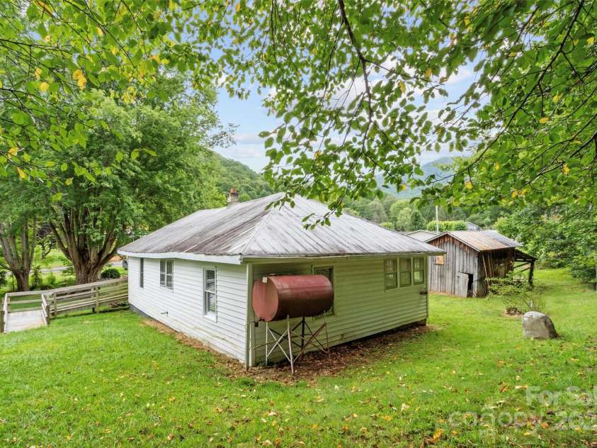944 Georges Fork Road, Burnsville, NC 28714.  MLS# CAR4228437, YatesRealty ID 20395. 