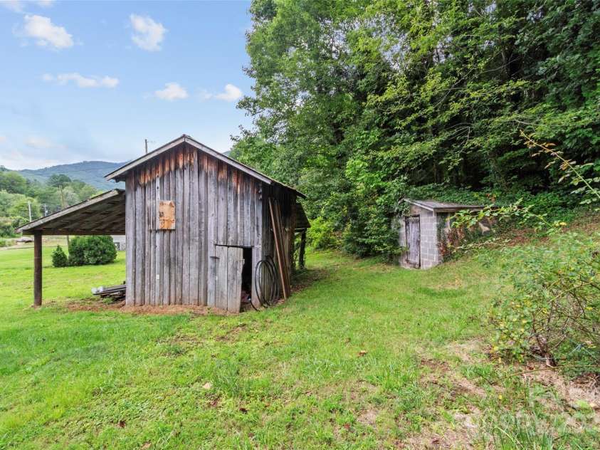 944 Georges Fork Road, Burnsville, NC 28714.  MLS# CAR4228437, YatesRealty ID 20395. 