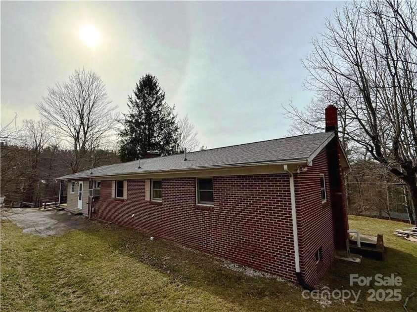 365 Ollis Road, Spruce Pine, NC 28777.  MLS# CAR4324559, YatesRealty ID 20399. 