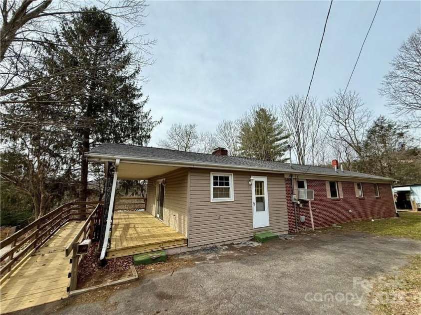 365 Ollis Road, Spruce Pine, NC 28777.  MLS# CAR4324559, YatesRealty ID 20399. 