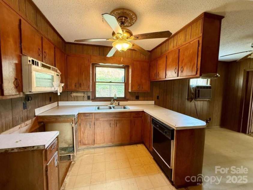 365 Ollis Road, Spruce Pine, NC 28777.  MLS# CAR4324559, YatesRealty ID 20399. 