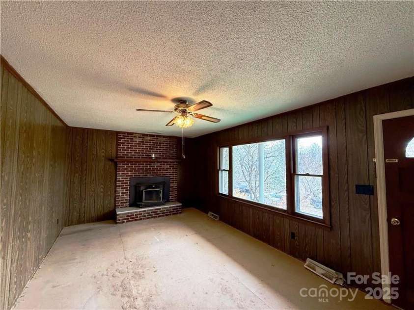 365 Ollis Road, Spruce Pine, NC 28777.  MLS# CAR4324559, YatesRealty ID 20399. 