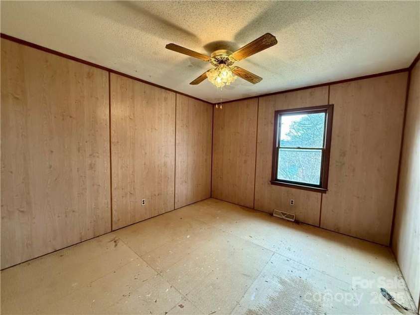 365 Ollis Road, Spruce Pine, NC 28777.  MLS# CAR4324559, YatesRealty ID 20399. 