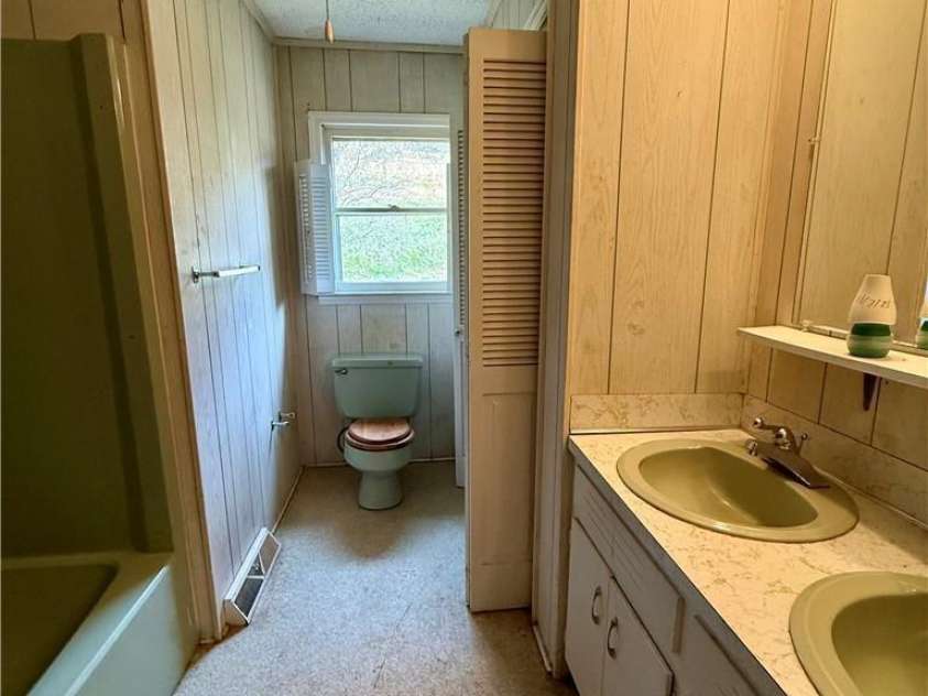 365 Ollis Road, Spruce Pine, NC 28777.  MLS# CAR4324559, YatesRealty ID 20399. 