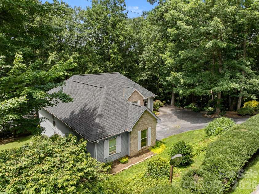 701 Salisbury Road, Hendersonville, NC 28792.  MLS# CAR4279569, YatesRealty ID 2040. 