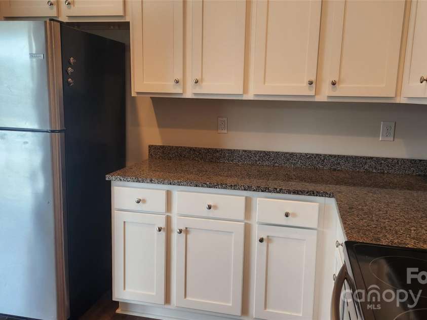 14727 Choate Circle, Charlotte, NC 28273.  MLS# CAR4287456, YatesRealty ID 20400. Lots of counter space!