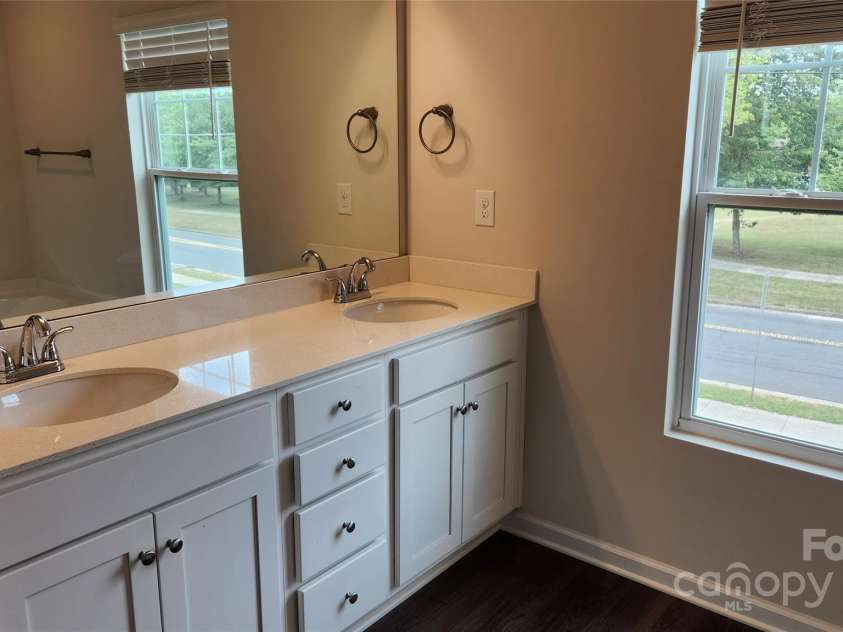 14727 Choate Circle, Charlotte, NC 28273.  MLS# CAR4287456, YatesRealty ID 20400. Main bathroom