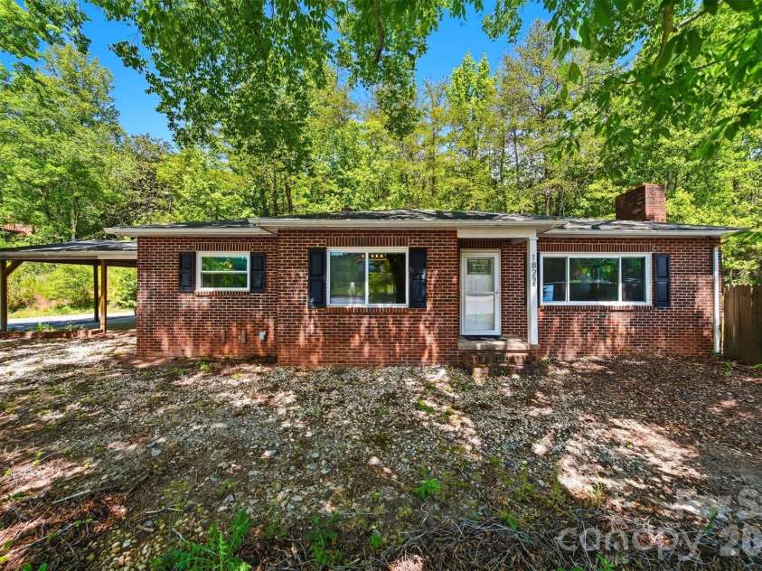 1822 Blowing Rock Boulevard, Lenoir, NC 28645.  MLS# CAR4376840, YatesRealty ID 20400. 