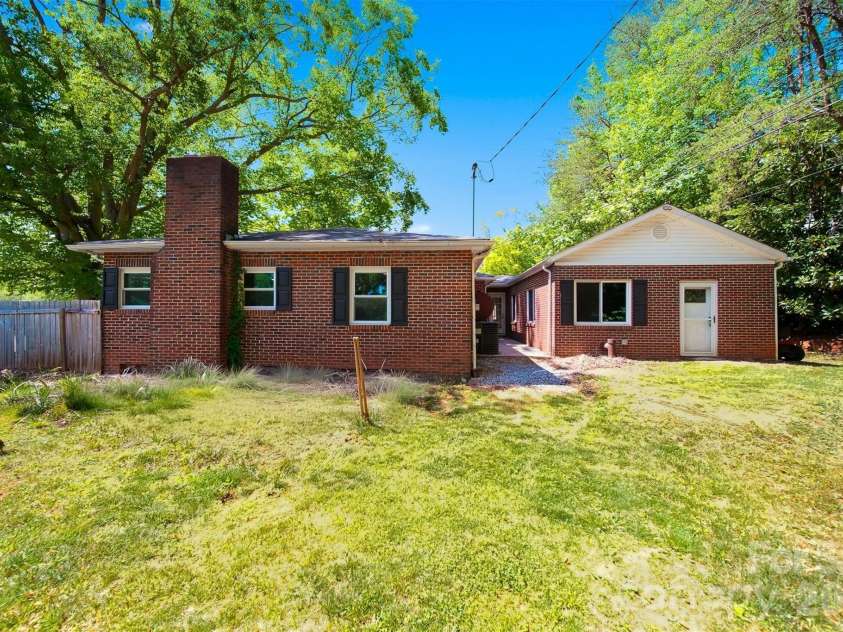 1822 Blowing Rock Boulevard, Lenoir, NC 28645.  MLS# CAR4376840, YatesRealty ID 20400. 