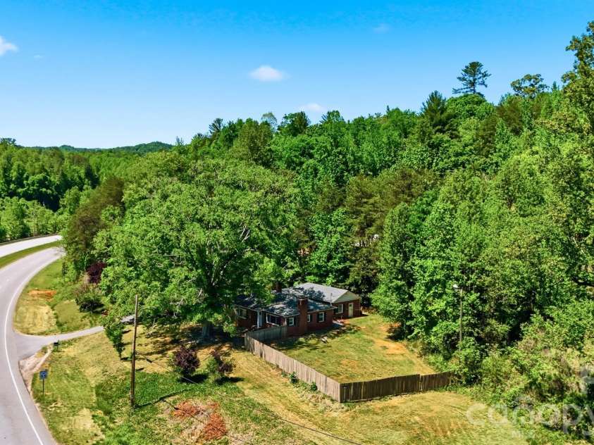 1822 Blowing Rock Boulevard, Lenoir, NC 28645.  MLS# CAR4376840, YatesRealty ID 20400. 