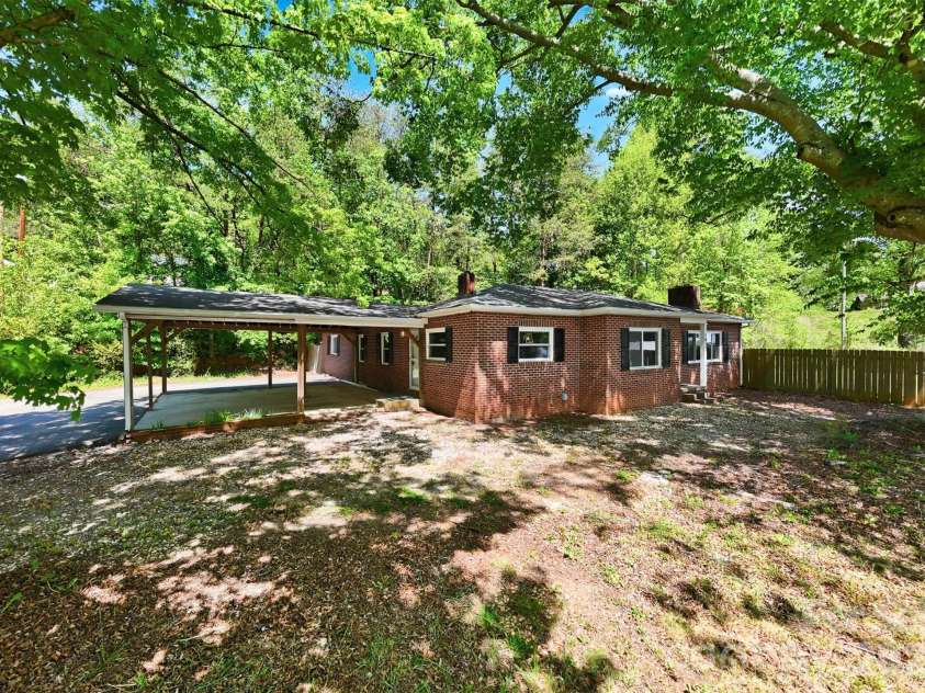 1822 Blowing Rock Boulevard, Lenoir, NC 28645.  MLS# CAR4376840, YatesRealty ID 20400. 