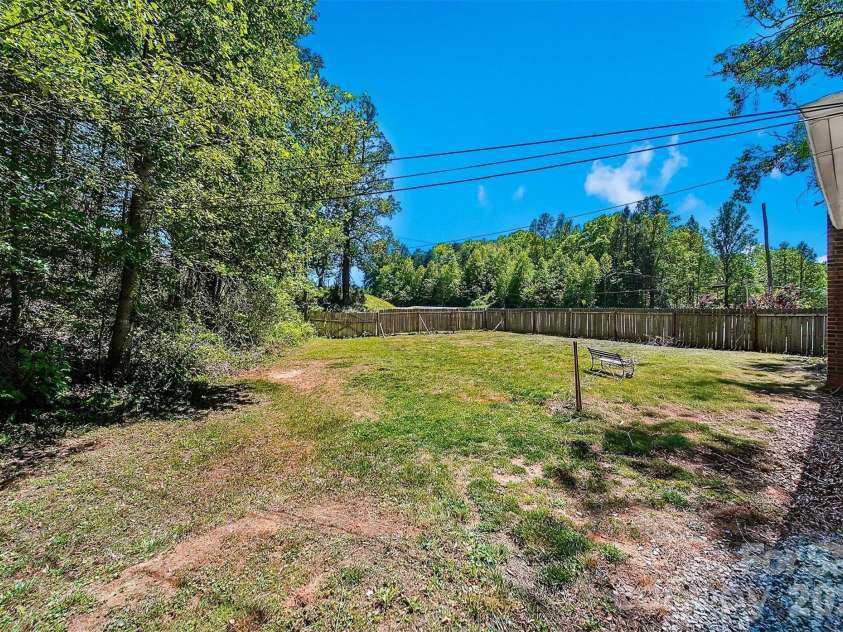 1822 Blowing Rock Boulevard, Lenoir, NC 28645.  MLS# CAR4376840, YatesRealty ID 20400. 