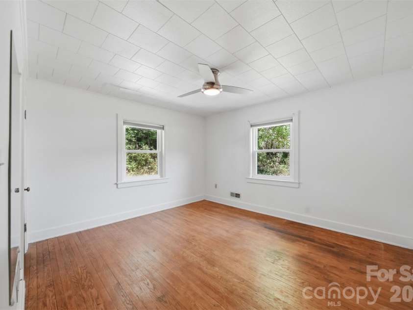 1822 Blowing Rock Boulevard, Lenoir, NC 28645.  MLS# CAR4376840, YatesRealty ID 20400. 