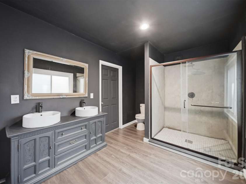 1822 Blowing Rock Boulevard, Lenoir, NC 28645.  MLS# CAR4376840, YatesRealty ID 20400. 