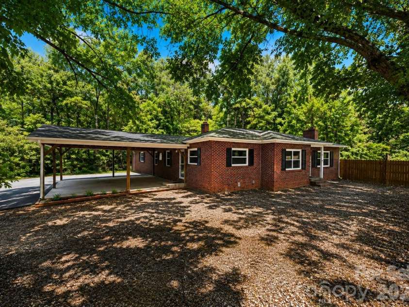 1822 Blowing Rock Boulevard, Lenoir, NC 28645.  MLS# CAR4415132, YatesRealty ID 20400. 