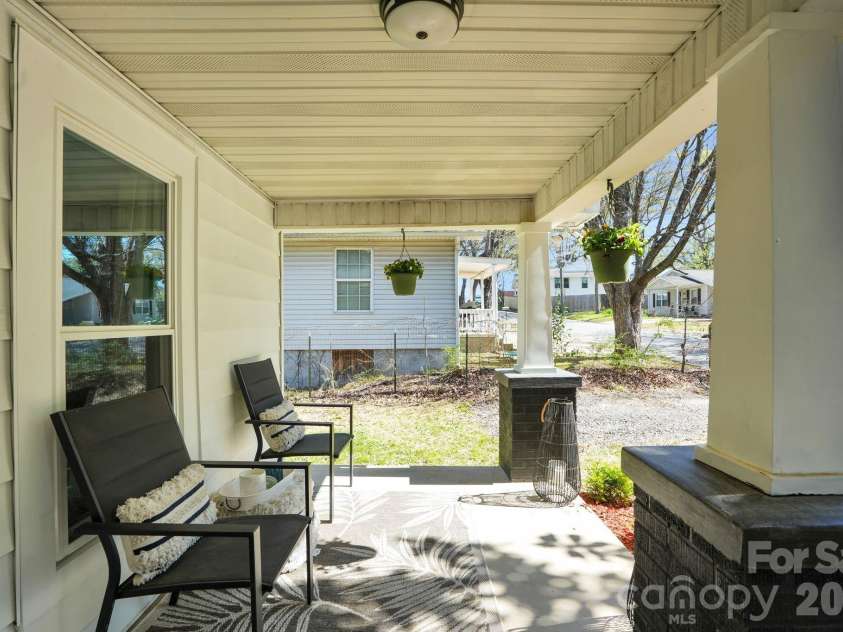280 Buffalo Avenue, Concord, NC 28025.  MLS# CAR4361485, YatesRealty ID 20401. Porch