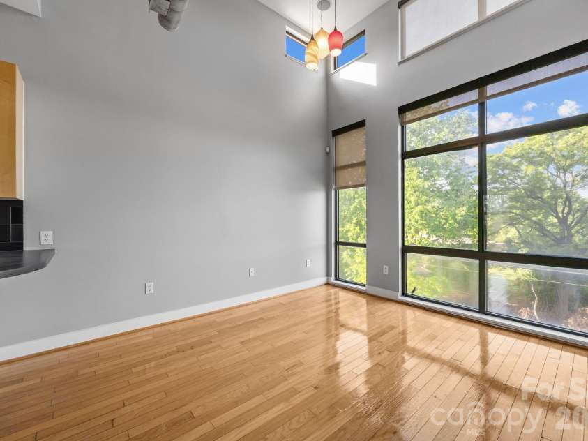 514 10th Street, Charlotte, NC 28202.  MLS# CAR4366152, YatesRealty ID 20407. Large windows providing abundant natural light and neighborhood views.