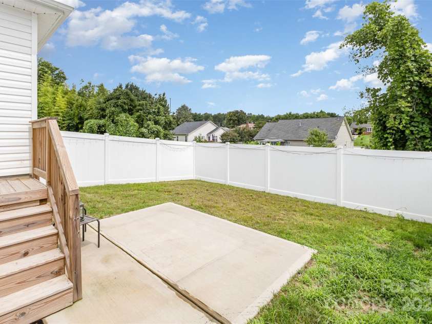 1117 Laurel Woods Drive, Gastonia, NC 28052.  MLS# CAR4270021, YatesRealty ID 20408. Fenced back yard. Can be expanded for more room.