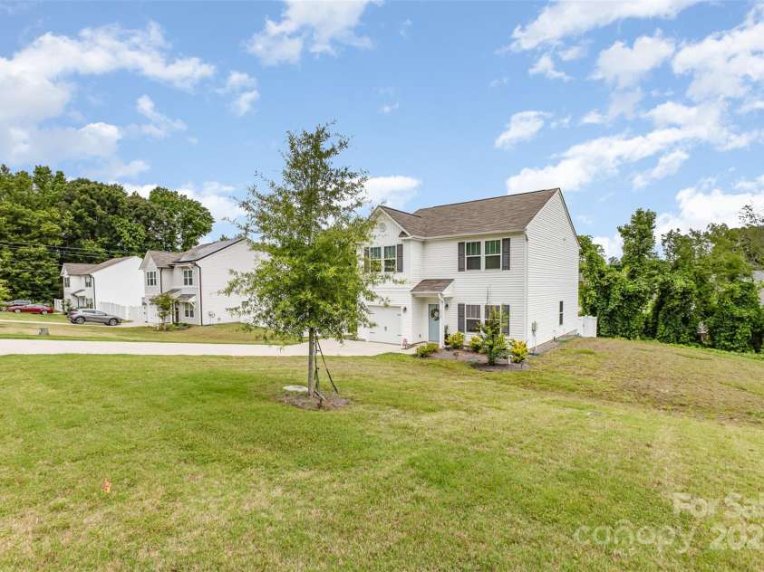 1117 Laurel Woods Drive, Gastonia, NC 28052.  MLS# CAR4270021, YatesRealty ID 20408. Huge Lot