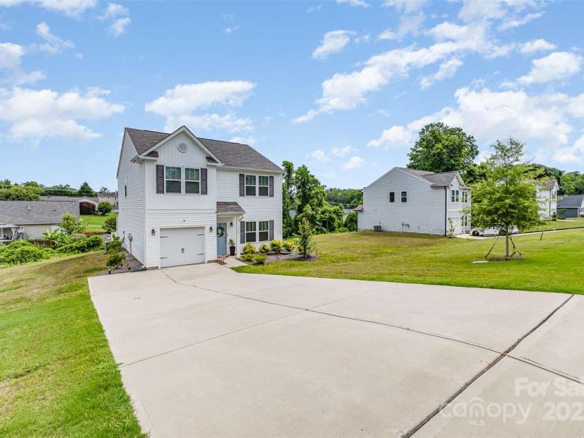 1117 Laurel Woods Drive, Gastonia, NC 28052.  MLS# CAR4270021, YatesRealty ID 20408. Long driveway for plenty of parking
