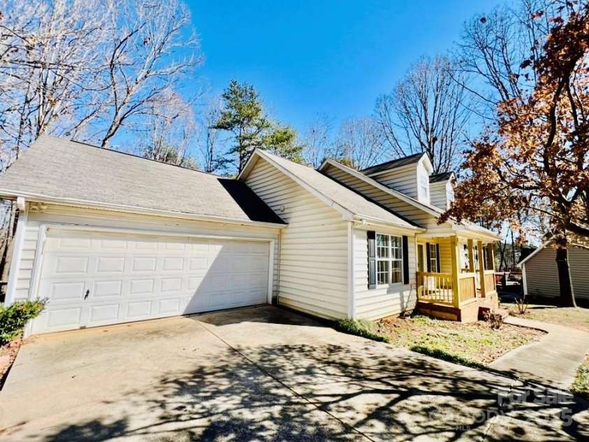 177 Highland Woods Court, Denver, NC 28037.  MLS# CAR4222769, YatesRealty ID 20413. 