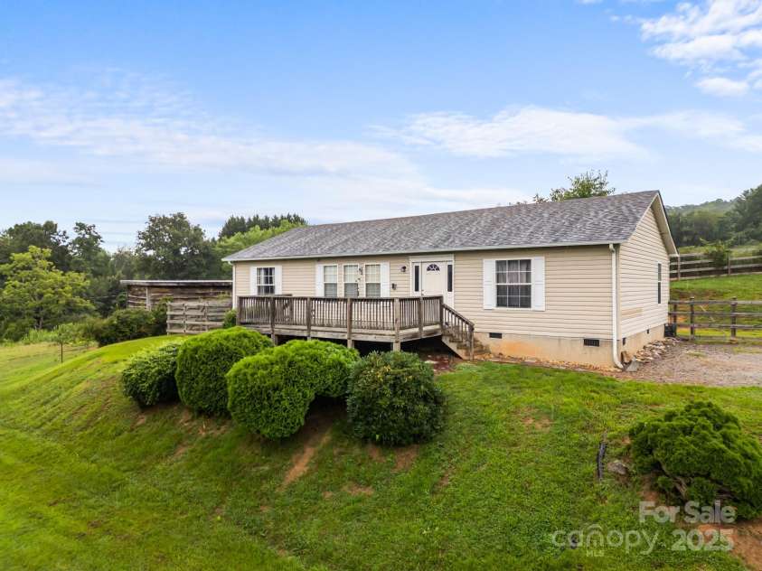 49 Perseverance Drive, Canton, NC 28716.  MLS# CAR4259278, YatesRealty ID 20414. 