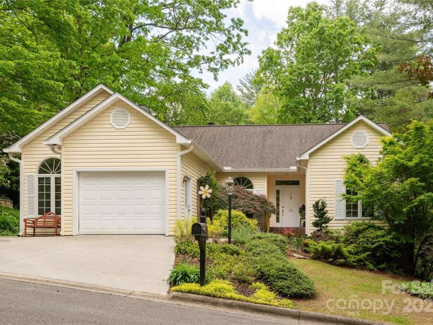 54 Wintergreen Drive, Brevard, NC 28712.  MLS# CAR4255906, YatesRealty ID 20417. 