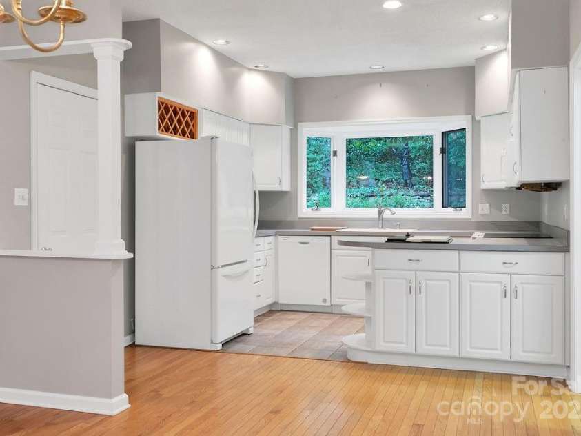 54 Wintergreen Drive, Brevard, NC 28712.  MLS# CAR4306705, YatesRealty ID 20417. 