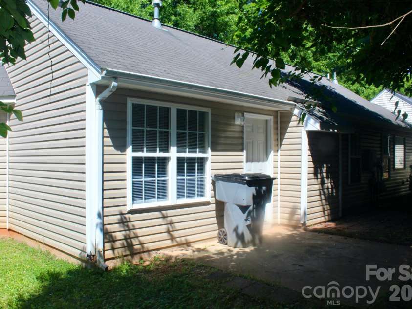 4621 Victory Lane, Charlotte, NC 28269.  MLS# CAR4375490, YatesRealty ID 20418. 