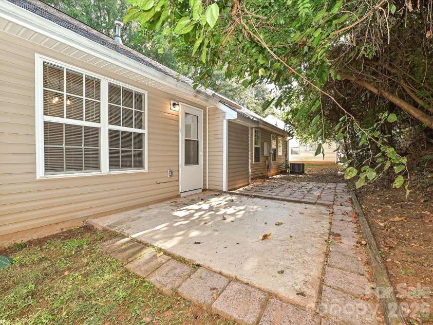 4621 Victory Lane, Charlotte, NC 28269.  MLS# CAR4425052, YatesRealty ID 20418. 