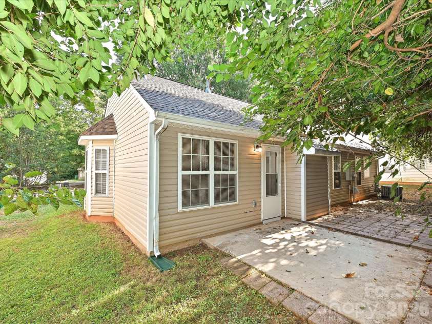 4621 Victory Lane, Charlotte, NC 28269.  MLS# CAR4425052, YatesRealty ID 20418. 