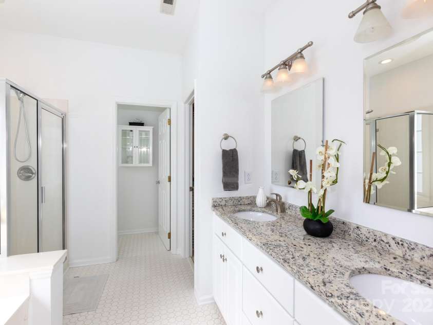 6507 Fairway Point Drive, Charlotte, NC 28269.  MLS# CAR4270294, YatesRealty ID 20418. 