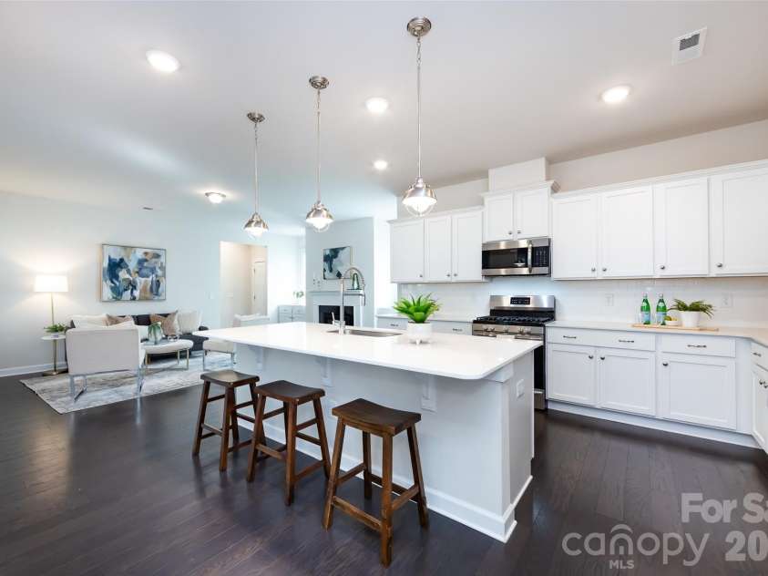11440 Westbranch Parkway, Davidson, NC 28036.  MLS# CAR4366825, YatesRealty ID 20419. Spacious kitchen featuring modern finishes, ample cabinetry, and an open layout perfect for everyday living and entertaining.