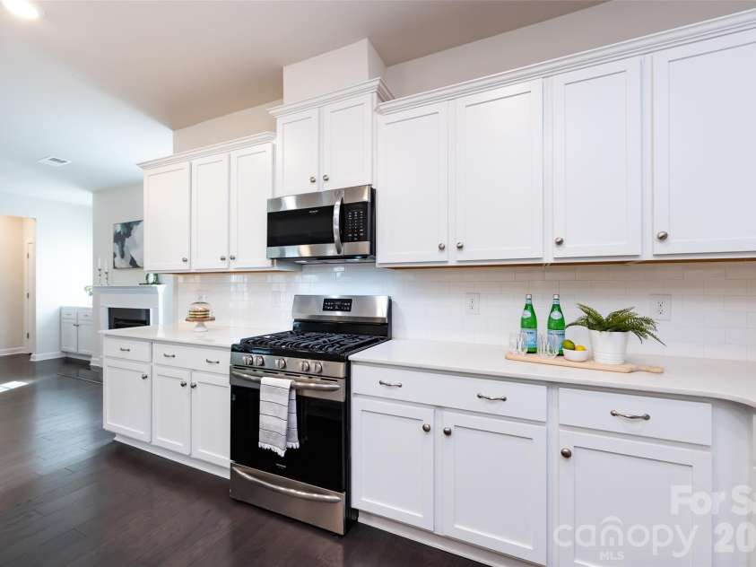 11440 Westbranch Parkway, Davidson, NC 28036.  MLS# CAR4366825, YatesRealty ID 20419. Spacious kitchen featuring modern finishes, ample cabinetry, and an open layout perfect for everyday living and entertaining.