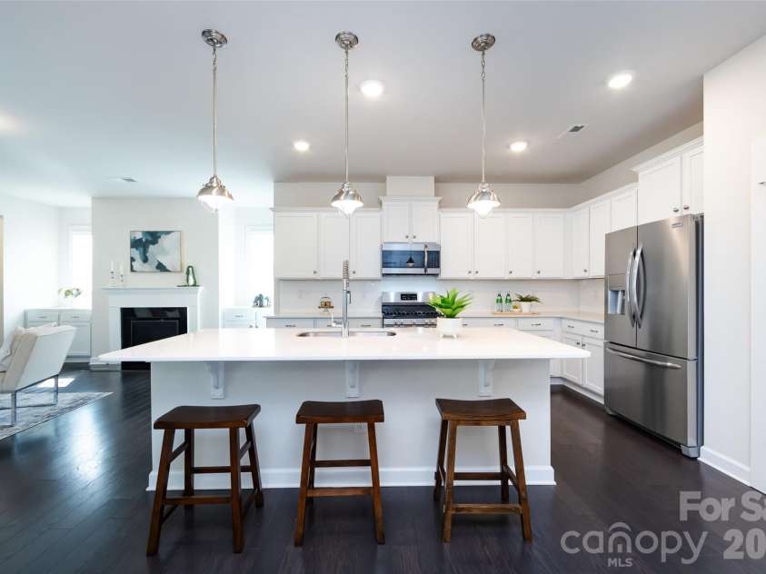 11440 Westbranch Parkway, Davidson, NC 28036.  MLS# CAR4366825, YatesRealty ID 20419. Spacious kitchen featuring modern finishes, ample cabinetry, and an open layout perfect for everyday living and entertaining.